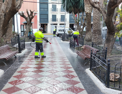COVID-19. El Ayuntamiento refuerza la desinfección en las zonas de mayor afluencia del casco urbano y pedanías