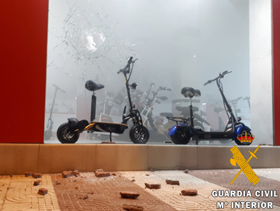 La Guardia Civil detiene a dos personas por romper el escaparate de una tienda de móviles
