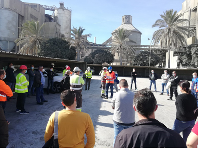 CCOO Almería se concentra en contra de los despidos de Holcim