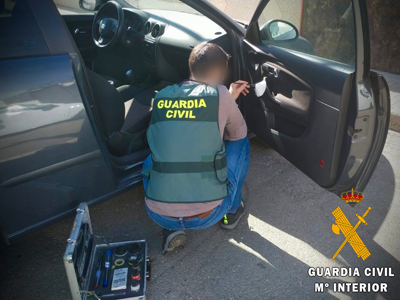 Noticia de Almería 24h: El propietario de un vehiculo sorprende a dos ladrones intentando llevarselo