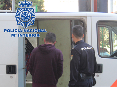 Noticia de Almería 24h: La Policía Nacional arresta en Almería a un hombre al que le constaban 4 órdenes de detención