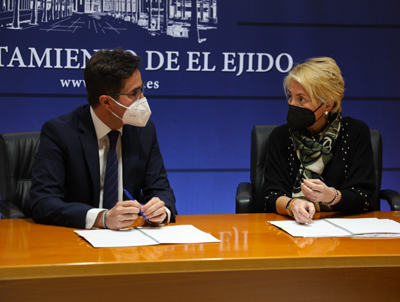 La delegada de Fomento hace entrega al alcalde de El Ejido de la resolución que da vía libre a la construcción de una rampa embarcadero en Balerma