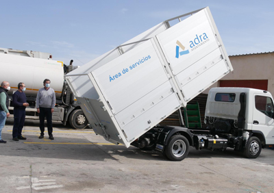 Adra incorpora un nuevo camión de recogida de cartón comercial y enseres