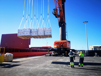 Noticia de Almera 24h: El Puerto de Almera recibe un cargamento de 3.130 toneladas de paneles de yeso