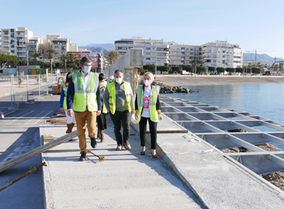 Eloisa Cabrera visita junto a Manuel Corts la pasarela peatonal del puerto de Adra que estar lista para verano