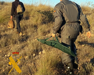 Noticia de Almería 24h: Sorprenden a un cazador sin licencia de armas, sin licencia de caza, sin seguro y sin autorización del coto