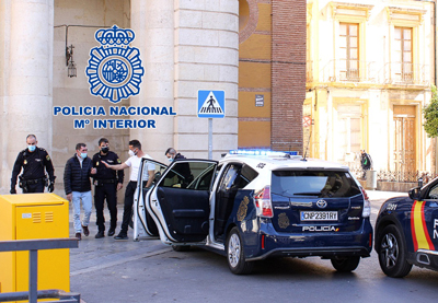 Noticia de Almería 24h: Un Policía Nacional fuera de servicio detiene a un hombre cuando hacía un pase de droga 