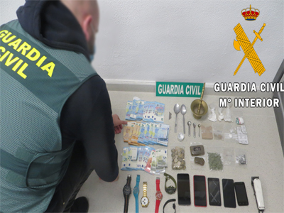 Desmantelan un activo punto de venta de drogas en Adra y detienen a los responsables