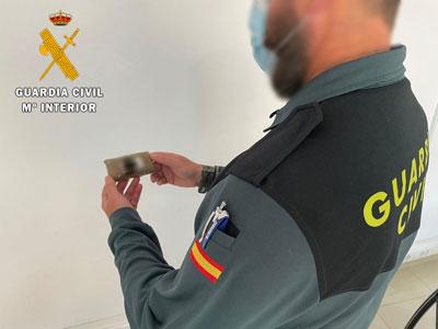 Noticia de Almería 24h: Es detenido con una tableta de hachís mientras intentaba huir en un vehículo con un niño de tres años