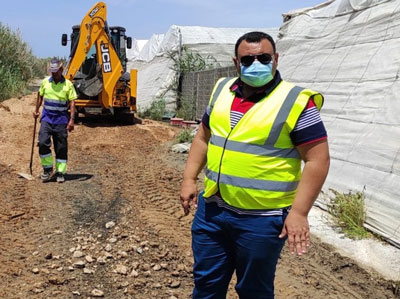 Noticia de Almería 24h: Continúan los trabajos de limpieza, desbroce y mantenimiento de pluviales en caminos rurales del municipio
