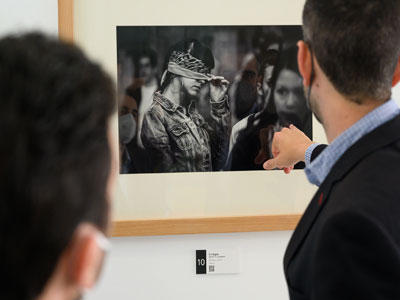 El alcalde invita a visitar la exposición de fotos ‘Hope’ que, en la sala Jairán y hasta el 2 de mayo, reivindica el derecho a ser diferente