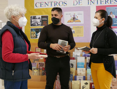 El Ayuntamiento de Adra conmemora el Día Internacional del Libro promocionando las obras de los autores locales