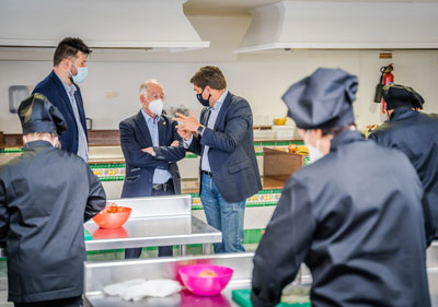 Visita institucional del alcalde a los cursos POEFE de Cocina y Restauracin