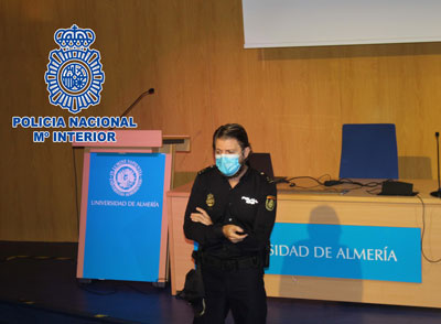 Noticia de Almera 24h: El Interlocutor Sanitario de la Polica Nacional en Almera instruye a los futuros sanitarios ante conductas agresivas