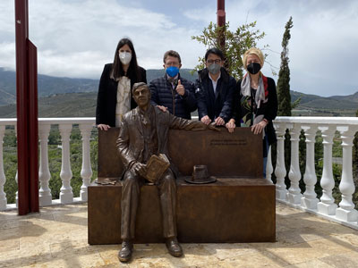 Noticia de Almera 24h: Laujar de Andarax recuerda al poeta Villaespesa con un monumento donado por Juan Ronda y su familia