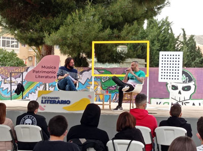 El rapero sevillano ToteKing ‘conecta’ con Huércal de Almería en la inauguración de ‘Escenario Literario’