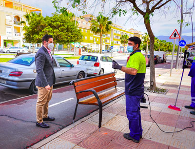 Roquetas renueva el mobiliario urbano de las Principales Avenidas