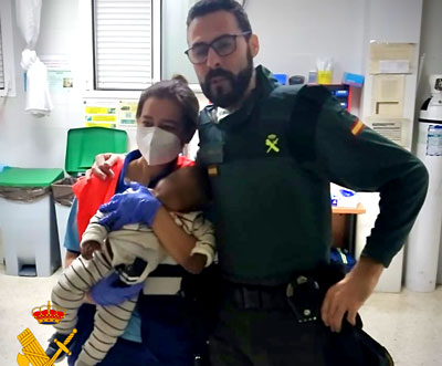 Noticia de Almería 24h: La Guardia Civil salva la vida “in extremis” a un bebé de siete meses que se había tragado el tapón de un botellín