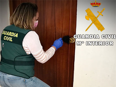 Noticia de Almería 24h: La Guardia Civil detiene a tres personas por un delito de robo y usurpación de vivienda en Roquetas de Mar
