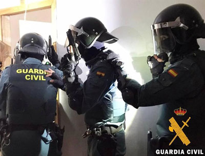 Noticia de Almería 24h: Roba en una estación de servicio con un cuchillo de grandes dimensiones y logra sustraer 1.200 euros