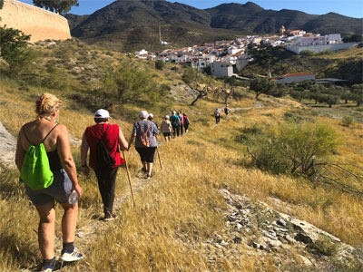 Un taller de senderismo realizado por el centro de participacin activa de Uleila del Campo logra unir deporte y convivencia, con la mxima seguridad