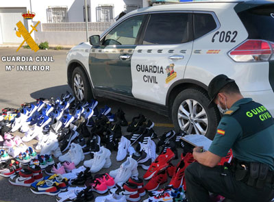 Noticia de Almera 24h: Intenta esquivar a la Guardia Civil con cerca de 100 pares de zapatillas de imitacin en su coche