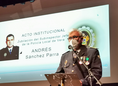 Noticia de Almería 24h: El Ayuntamiento de Vera homenajea al Jefe de la Policía Local por su Jubilación