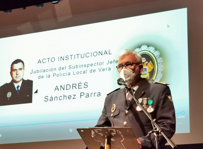 Noticia de Almera 24h: El Ayuntamiento de Vera homenajea al Jefe de la Polica Local por su Jubilacin