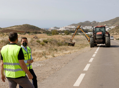Noticia de Almera 24h: Diputacin impulsa un operativo especial de limpieza de carreteras costeras para la temporada de verano 
