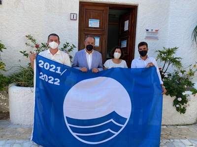 Noticia de Almera 24h: El Delegado de Turismo de La Junta de Andaluca entrega oficialmente a Mojcar sus Banderas Azules