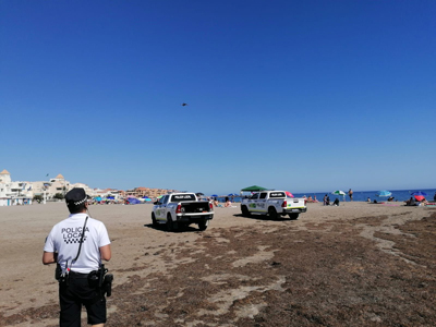 Una rápida y eficiente actuación de la Policía Local de El Ejido permite la detención de un hombre tras la sustracción de un bolso en la playa 