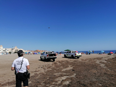 Noticia de Almera 24h: Una rpida y eficiente actuacin de la Polica Local de El Ejido permite la detencin de un hombre tras la sustraccin de un bolso en la playa 