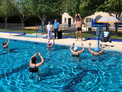 Los mayores de Huércal-Overa se ponen en forma en la piscina municipal con sesiones de gimnasia 