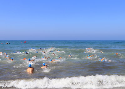 Noticia de Almería 24h: La playa de Poniente de Almerimar acoge este fin de semana la Travesía a Nado que reunirá a más de 200 nadadores en las distancias de 1.500 y 750 metros