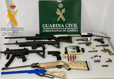 Las quejas vecinales conducen a la detencin de un hombre por tenencia ilcita de armas y una plantacin de marihuana