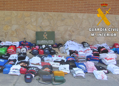 Noticia de Almería 24h: La Guardia Civil interviene 931 prendas ilegales que estaban expuestas en un establecimiento para su venta