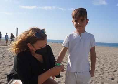 Noticia de Almería 24h: Carboneras reparte pulseras identificativas para facilitar la localización de los menores en la playa 