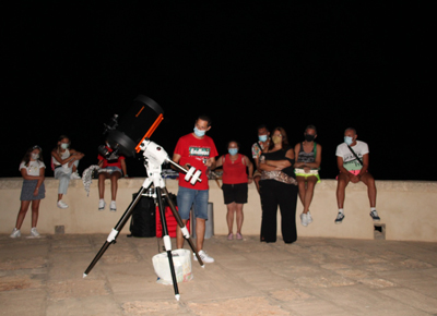 Noticia de Almería 24h: Éxito de la velada de observación astronómica ‘Bajo las estrellas’ organizada en el Castillo de Guardias Viejas.
