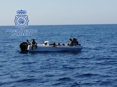 Noticia de Almería 24h: Dos detenidos por patronear la patera que se quedó sin combustible en alta mar con 14 personas abordo
