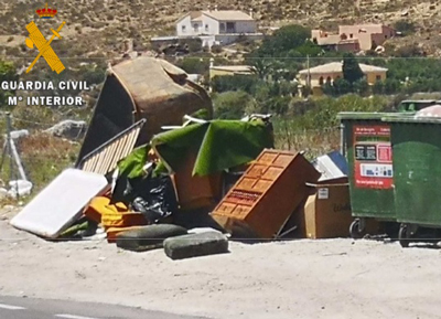 Un vecino denuncia a otro por arrojar muebles en una zona no habilitada 