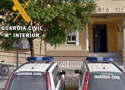 La Guardia Civil auxilia y desaloja a unas 50 personas por el incendio de un edificio en Vícar