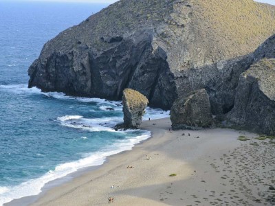 Un migrante de 15 aos, muere al caer por un acantilado en la playa de Los Muertos