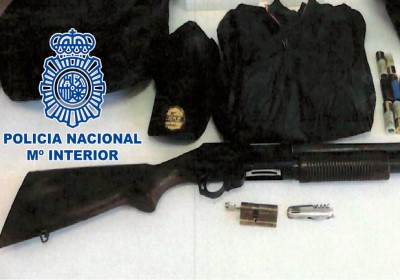 Noticia de Almería 24h: Empuña un arma con el propósito de disparar a los policías que intentaban registrar su vehículo