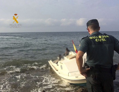 Noticia de Almería 24h: La Guardia Civil detiene a los dos patrones de una patera con 14 personas a bordo