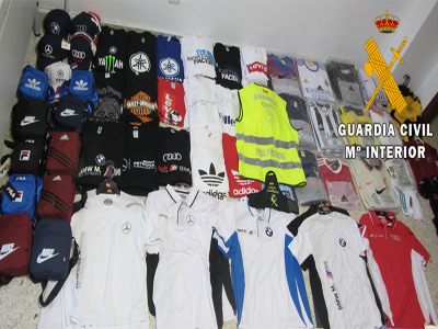 La Guardia Civil investiga en Roquetas de Mar a una persona por vender prendas falsificadas de marcas muy conocidas