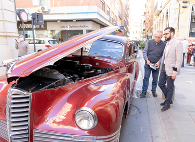 Noticia de Almería 24h: La 31º Ruta de Automóviles Antiguos llena de historia el centro de Almería 