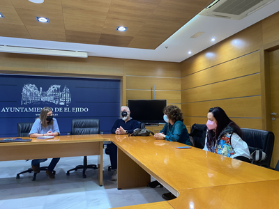 Noticia de Almería 24h: Ayuntamiento y Asociación de Comerciantes de El Ejido mantienen un encuentro para diseñar acciones conjuntas de dinamización y promoción del comercio local 