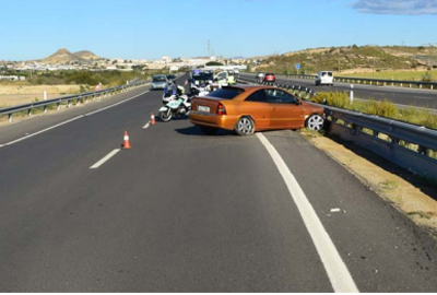 Noticia de Almería 24h: Conduce más de cuatro kilómetros en sentido contrario hasta estrellar su coche contra la valla de protección