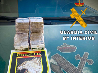 Noticia de Almería 24h: Simula una avería en su coche unos metros antes de llegar a un control y lanza la droga a la cuneta