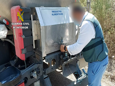 La Guardia Civil detiene e investiga a 10 personas relacionadas con el transporte ilegal de productos alimenticios